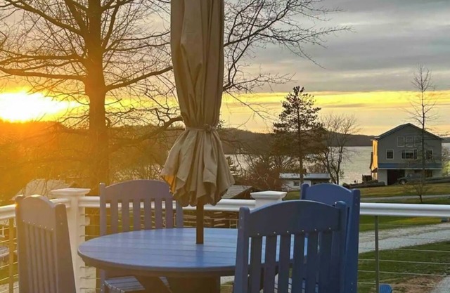 Sunset & Lake View~Kayaks~SUPs~Fire Pit+wood~ Grill+propane~ 2 Bedroom en-suites