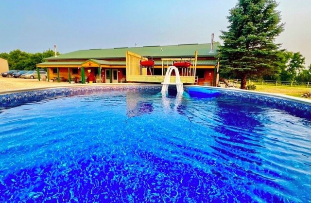 Sunset Lodge. 10 Bedroom Cabin w/Pool & Outdoor Hot Tub