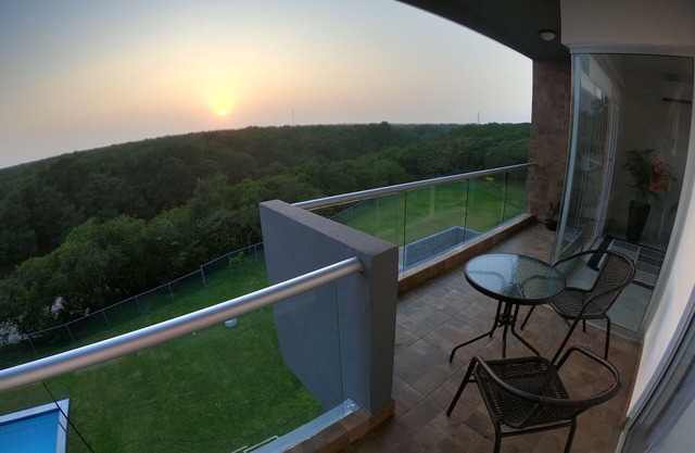 Sunset Penthouse con vista al río y manglar 3BD PH