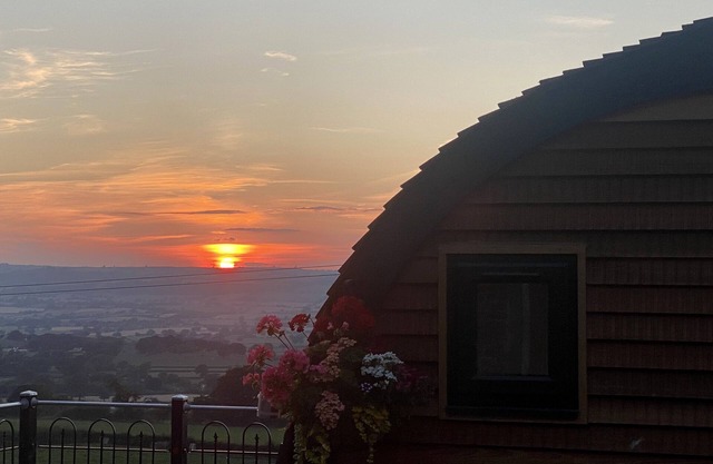 SUNSET POD, pet friendly, character holiday cottage in Shrewsbury