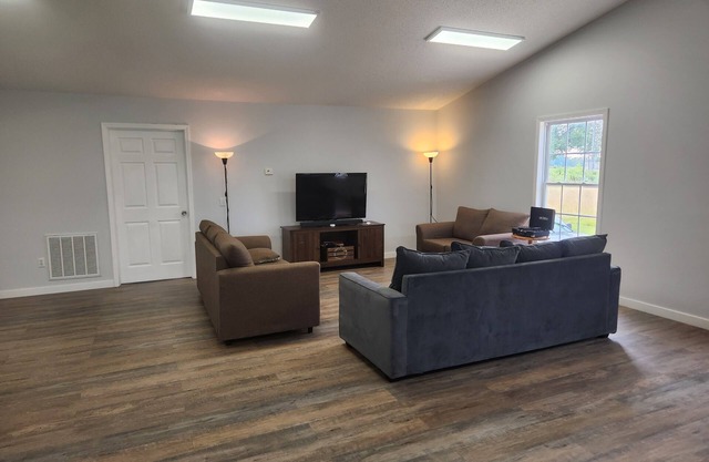 Sunset Suite- Spacious guest apartment with sunset views and close to amenities!