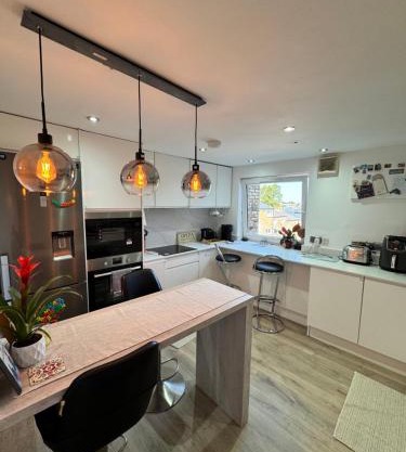 Sunset View 2BR Apartment - Beautiful London View & Free Parking