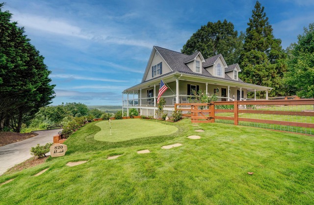 Sunset View – Scenic 3 BDR w/Game Room, Close to Downtown & Pet-Friendly!