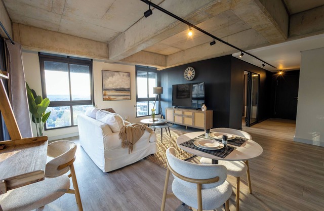 Sunset Views- King Bed - Workspace- Sandton