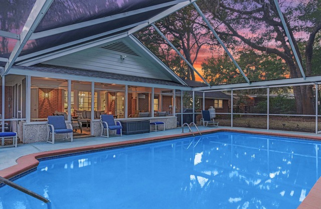 Sunset views~Marsh trails~Bikes~Dedicated work space~Room for guests