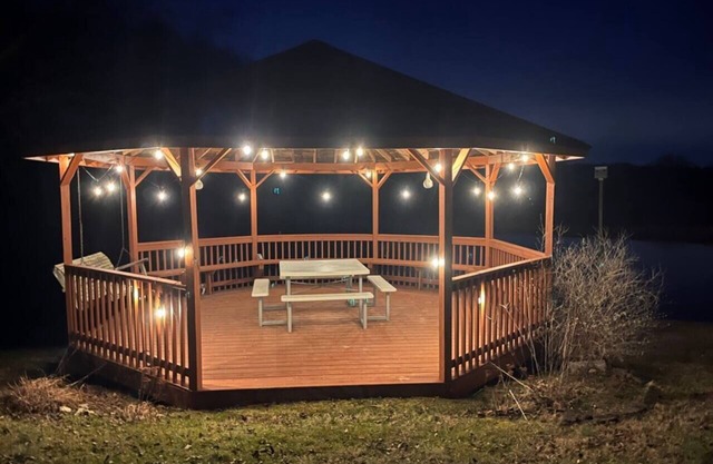 Sunsets & Hot Tub Lake lodge 35-min from Nashville