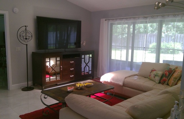 Sunshine Haus - Clean & Quiet - Minutes to Beach or Shopping