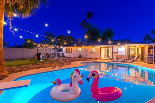 Sunshine Oasis! Heated Pool, Mini Golf, Sleeps 12