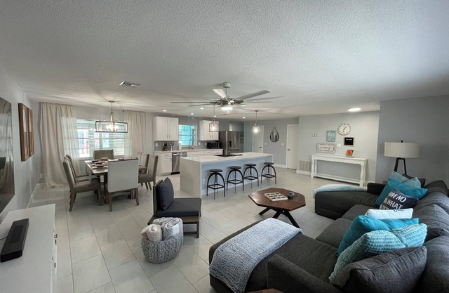 Sunshine Serenity: Island Blissn3bd/2ba Home Close to Cruise Port and Beaches