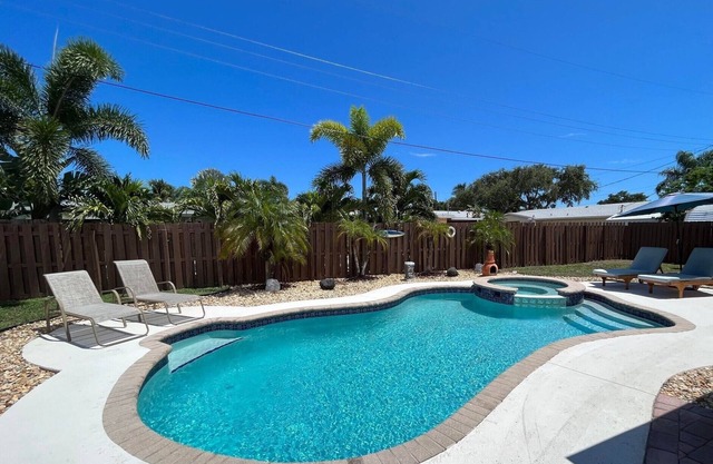 Sunshine Villa Paradise - 4 min to the Beach with Heated Pool
