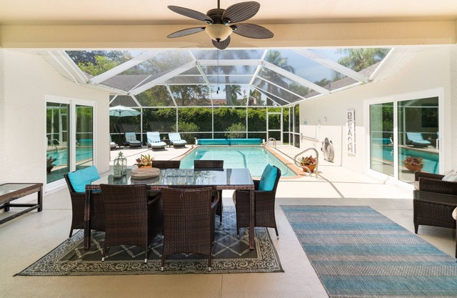 Sunside House, 3/2 Pool Home in Gated Community and minutes from everything.
