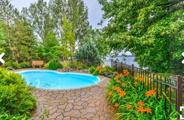 Superb waterfront house in the Chambly basin