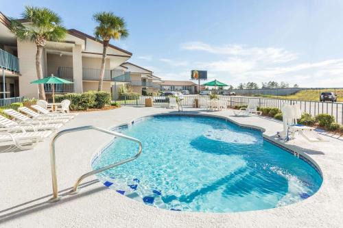 Super 8 by Wyndham Adel GA I-75