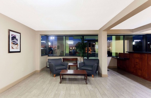 Super 8 by Wyndham Clarksville Northeast