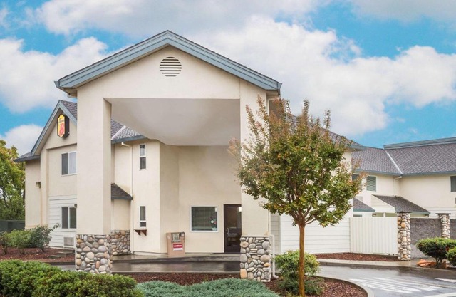 Super 8 by Wyndham Cloverdale Wine Country