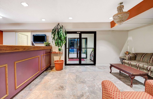 Super 8 by Wyndham Dallas South