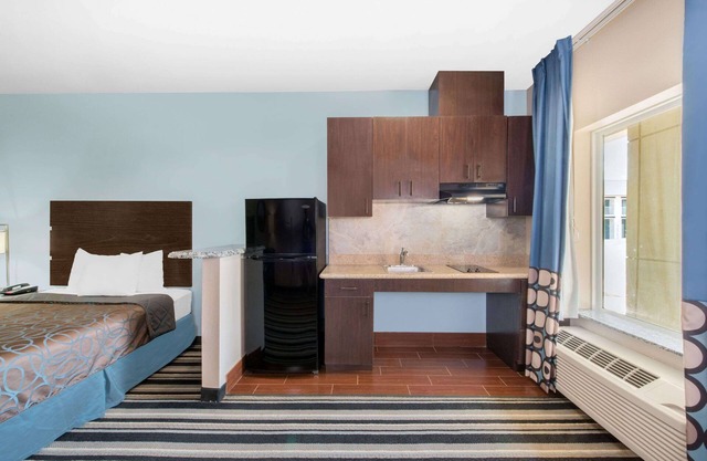 Super 8 by Wyndham Dilley TX