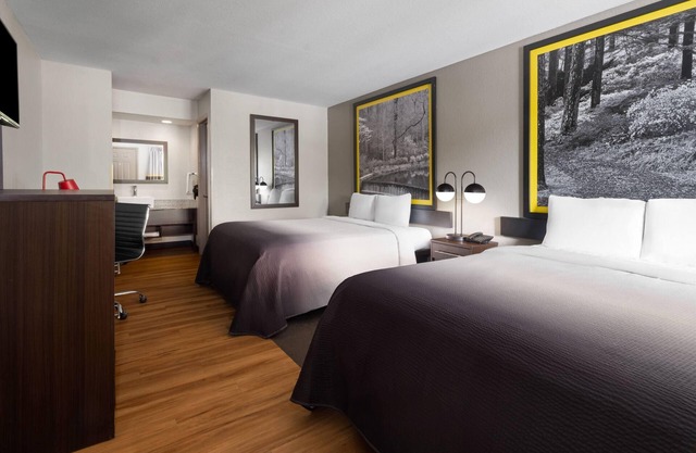 Super 8 by Wyndham Helen