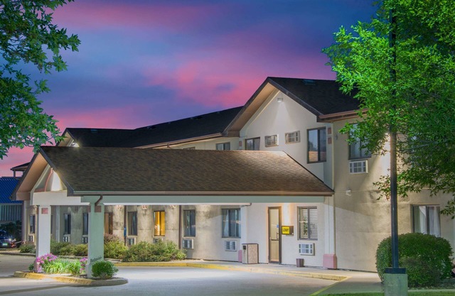 Super 8 by Wyndham Knoxville