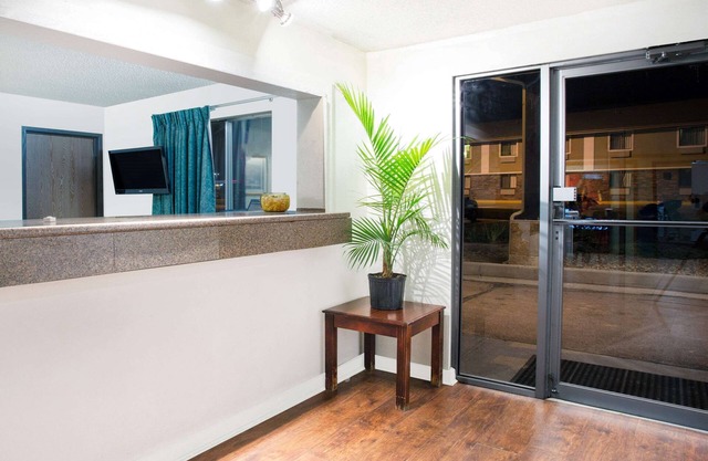 Super 8 by Wyndham Limon