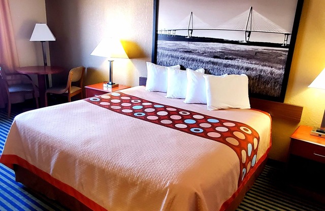 Super 8 by Wyndham Marshalltown