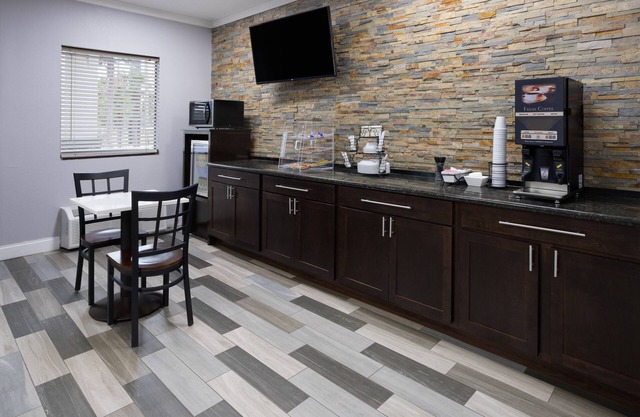 Super 8 by Wyndham Perry National Fairground Area I-75