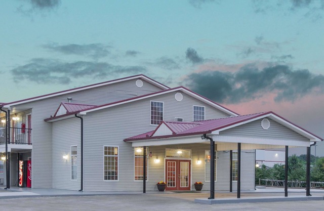 Super 8 by Wyndham Talladega AL