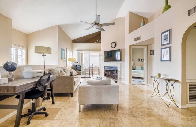 Super Central Scottsdale Location, 2-Bedroom 2-Bath 2 Balcony, Cozy Corner Condo