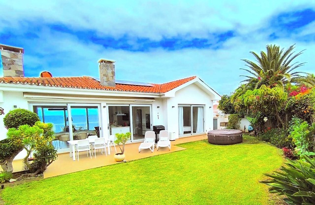 Super Comfortable Nature Villa in front of the SEA, with Jacuzzi and Sauna.