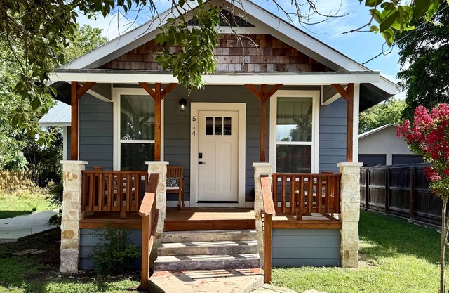 Super cozy cottage, just a few blocks to downtown Boerne!