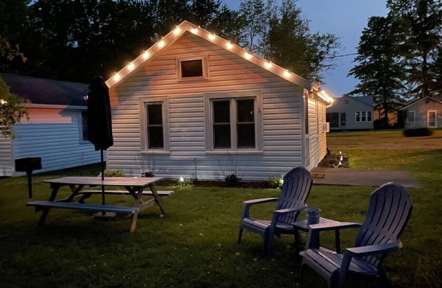 Super Cute GOTL Two Bedroom Lake Erie Cottage