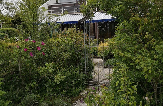 Super Haus mit Garten mit vielen Rosen, Fahrradschuppen mit 3 Fahrräder.