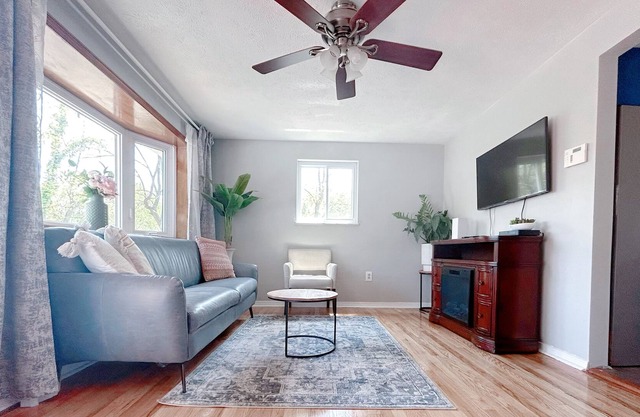 Super quiet 2 bedroom 2 beds house in excellent condition