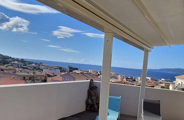 SUPERB APARTMENT + LARGE TERRACE WITH PANORAMIC SEA VIEW (2 PEOPLE)