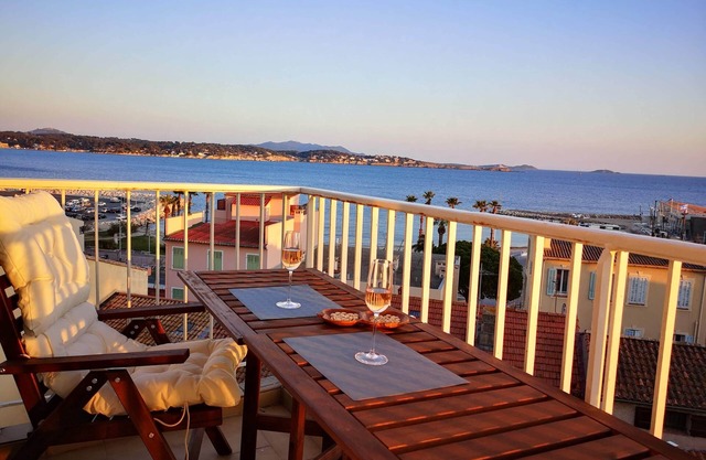 Superb apartment with port and sea view, large balcony, quiet, free parking, wifi
