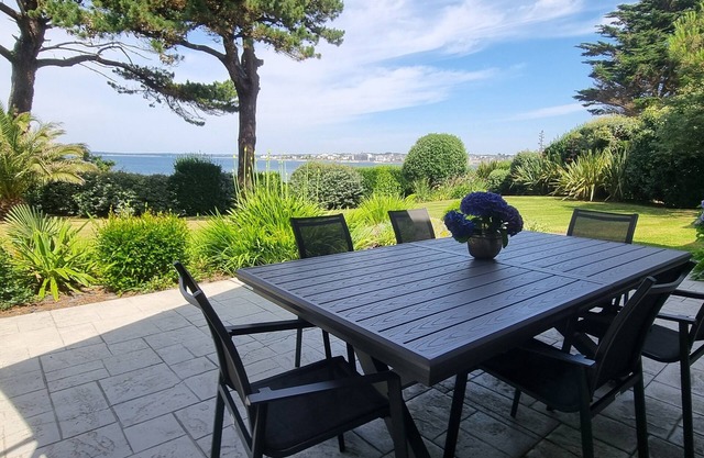 Superb Breton house facing the sea, direct access to a beautiful little cove