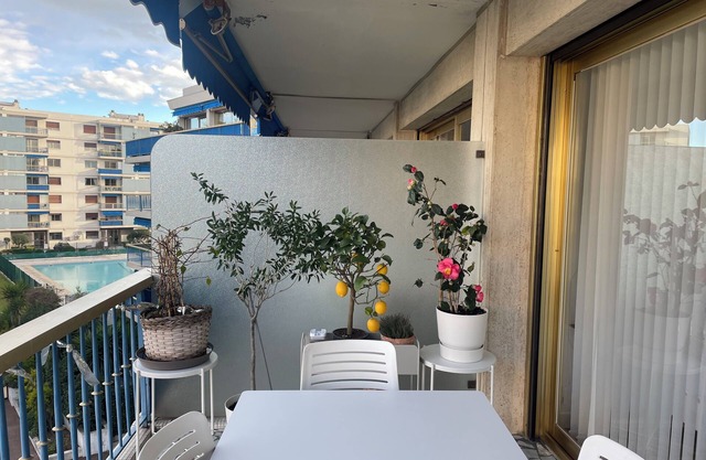 Superb, bright apartment with pool terraces and secure parking