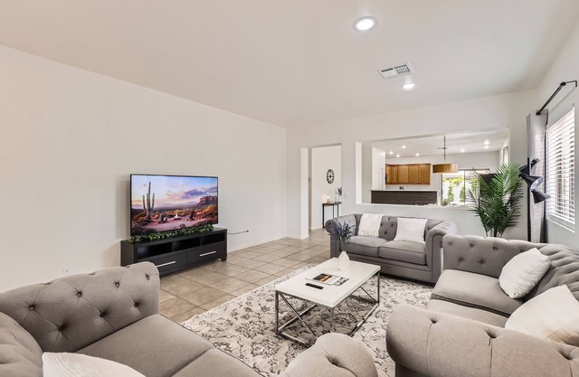Superb & Cozy NW Valley Retreat: Stylish Design home Offers something 4 Everyone