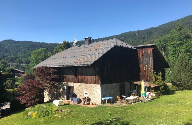 Superb fully-equipped chalet with view, large lot and BBQ