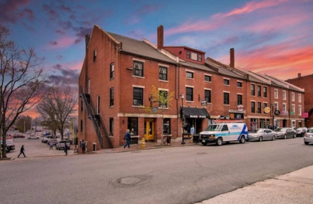 Superb Location! Heart of Old Port/Spacious Condo