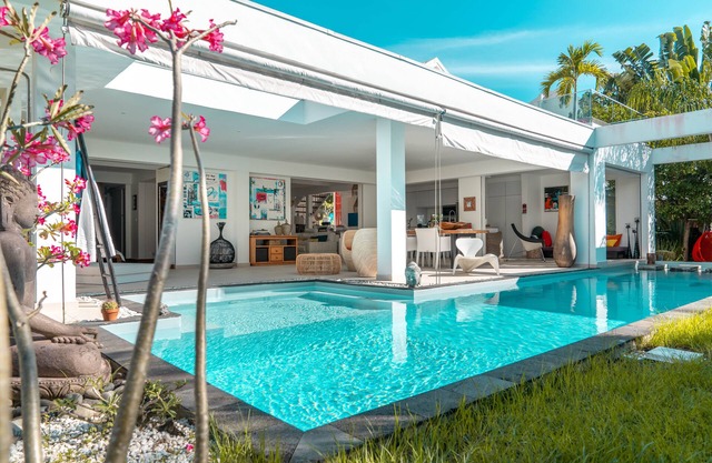 SUPERB LUXURY VILLA 10 MINUTES WALK FROM ANSE VINAIGRI BEACH