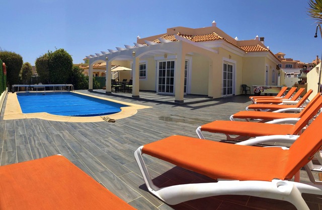 Superb, private golf villa. Ideal location. 300mb Internet and pool table.