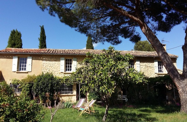 Superb Provencal mas in the heart of the vineyards, for 10 people