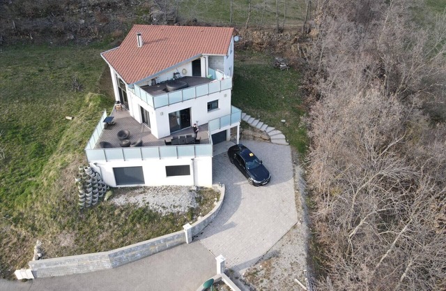 Superb south-facing architect-designed villa 230m2 with jacuzzi