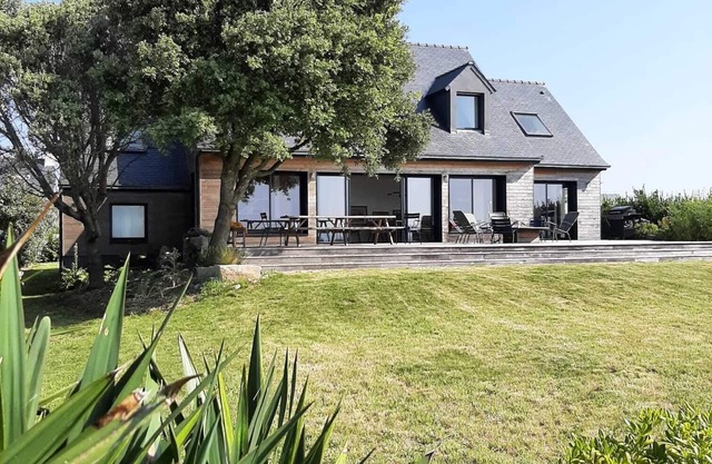 Superb villa for 14 people. Directly on the sea