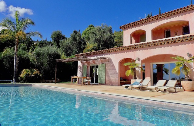 SUPERB VILLA HUGE POOL 14x5m Walk to Town