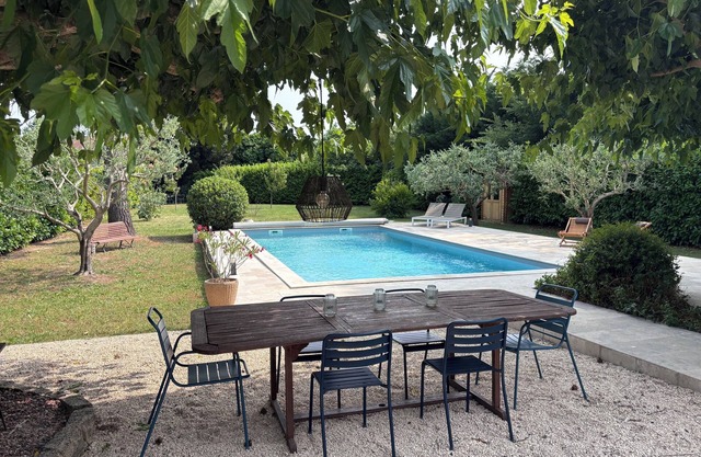 Superb villa near Avignon 4 bedrooms swimming pool large garden parking