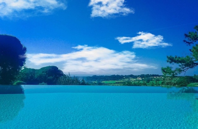 Superb Villa! Sleeps 8, Infinity Heated Pool/Jacuzzi, AC, Game Room, Ocean View