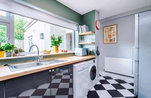 Superbly Furnished & Equipped House with Parking