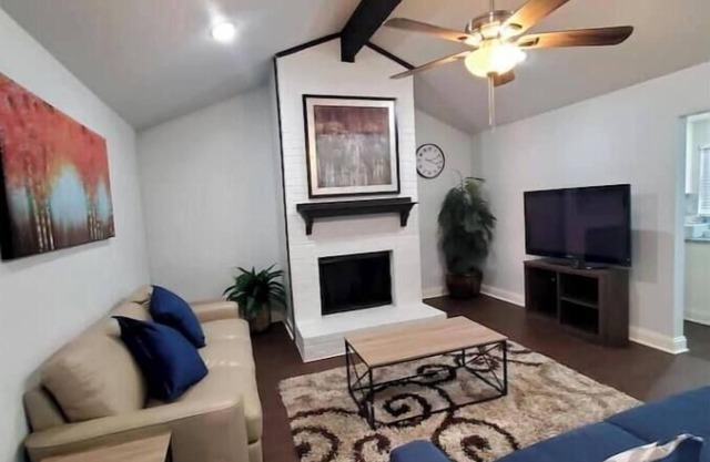 SUPERHOST/Luxury Duplex; Crib; AT&T Stadium/6 Flags< 3 milesnn